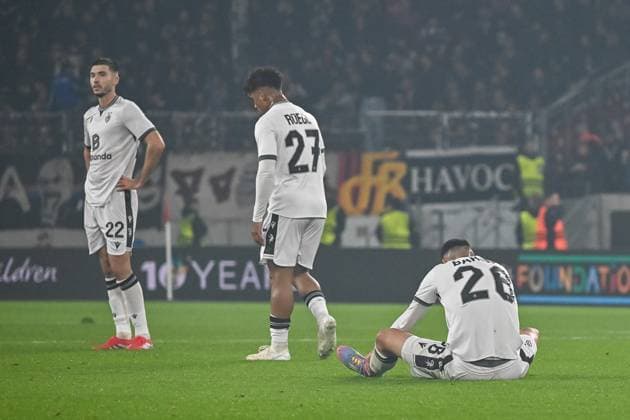 Leo Leroy (FC Basel, 22), Kevin Rueegg (FC Basel, 27), Adrian Leon Barisic (FC Basel, 26) sind enttaeuscht ueber die Niederlage beim SC Freiburg. GER, SC Freiburg - FC Basel, Fussball, Europa League, 1. Spieltag, Saison 2025 2026, 24.09.2025 GER, SC Freiburg - FC Basel, Fussball, Europa League, 1. Spieltag, Saison 2025 2026, 24.09.2025 Freiburg Copyright: xEibner-Pressefoto ThomasxHessx EP_THS