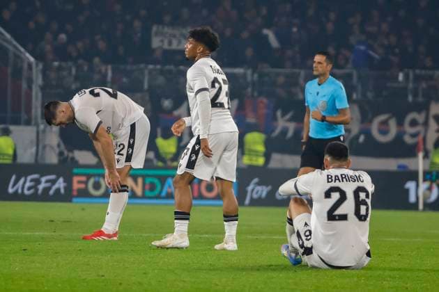 Leo Leroy (FC Basel, 22), Kevin Rüegg Ruegg (FC Basel, 27) und Dion Kacuri (FC Basel, 28) nach dem Spiel , Deutschland, Fussball, UEFA Europa League, 1. Spieltag, 2025 2026, SC Freiburg vs. FC Basel, 24.09.2025, Stadion am Wolfswinkel, Freiburg im Breisgau, Deutschland Freiburg im Breisgau Stadion am Wolfswinkel Baden-Württemberg Deutschland Copyright: xGrantxHubbsx