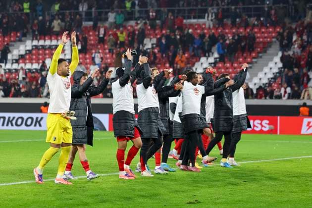 SC Freiburg nach dem Spiel bei den Fans , Deutschland, Fussball, UEFA Europa League, 1. Spieltag, 2025 2026, SC Freiburg vs. FC Basel, 24.09.2025, Stadion am Wolfswinkel, Freiburg im Breisgau, Deutschland Freiburg im Breisgau Stadion am Wolfswinkel Baden-Württemberg Deutschland Copyright: xGrantxHubbsx
