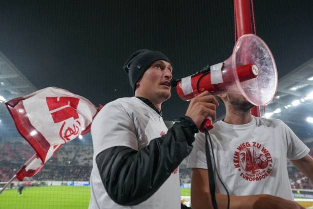 Patrick Osterhage (SC Freiburg, 06) feiert mit den Fans den Sieg, Megafon, Ultras , Deutschland, Fussball, UEFA Europa League, 1.Spieltag, Ligaphase, 2025 2026, SC Freiburg vs. FC Basel, 24.09.2025, Europa-Park Stadion, Freiburg, Deutschland Freiburg Europa-Park Stadion Baden-Württemberg Deutschland Copyright: xArnexAmbergx