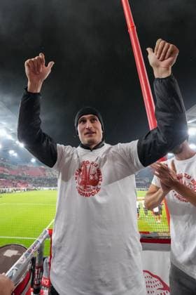 Patrick Osterhage (SC Freiburg, 06) feiert mit den Fans den Sieg , Deutschland, Fussball, UEFA Europa League, 1.Spieltag, Ligaphase, 2025 2026, SC Freiburg vs. FC Basel, 24.09.2025, Europa-Park Stadion, Freiburg, Deutschland Freiburg Europa-Park Stadion Baden-Württemberg Deutschland Copyright: xArnexAmbergx