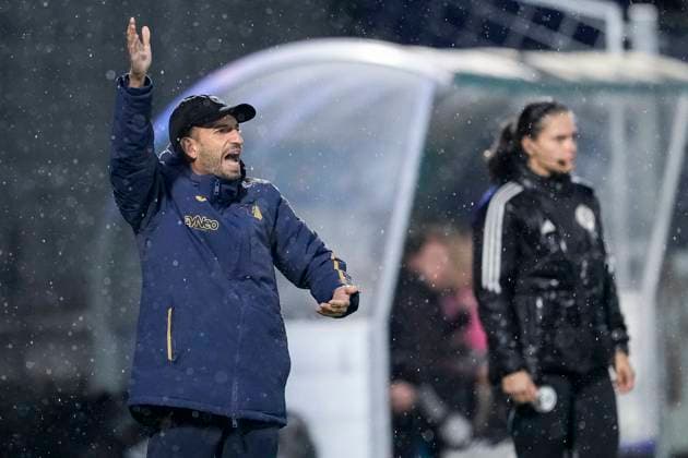 Theodoros Dedes (Trainer, Cheftrainer, TSG), gibt Anweisungen, gestikuliert, mit den Armen gestikulieren,. Einzelbild, Einzelfoto, Aktion, Action, 24.09.2025, Sinsheim (Hoffenheim) (Deutschland), Fussball, Google Pixel Frauen-Bundesliga, TSG 1899 Hoffenheim - 1. FC Nürnberg, DFB DFL REGULATIONS PROHIBIT ANY USE OF PHOTOGRAPHS AS IMAGE SEQUENCES AND OR QUASI-VIDEO.