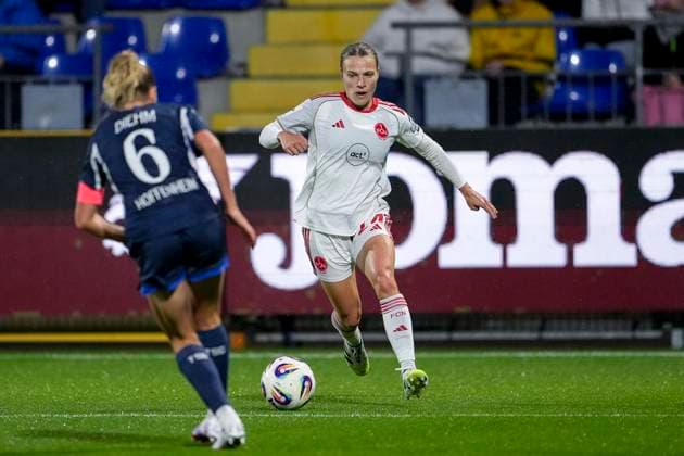 v.li.: Vanessa Diehm (TSG, 6), Nastassja Lein (FCN, 24) am Ball, Aktion, Action, Spielszene, 24.09.2025, Sinsheim (Hoffenheim) (Deutschland), Fussball, Google Pixel Frauen-Bundesliga, TSG 1899 Hoffenheim - 1. FC Nürnberg, DFB DFL REGULATIONS PROHIBIT ANY USE OF PHOTOGRAPHS AS IMAGE SEQUENCES AND OR QUASI-VIDEO.