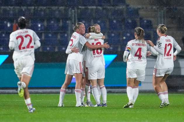 Spielerinnen vom 1. FC Nürnberg, jubeln über das Tor zum 0:1, Jubel, Torjubel, Torerfolg, celebrate the goal, goal, celebration, jubelt ueber das Tor, Freuen, Freude, freut sich, optimistisch, positiv, Spielszene, Highlight, Action, Aktion, 24.09.2025, Sinsheim (Hoffenheim) (Deutschland), Fussball, Google Pixel Frauen-Bundesliga, TSG 1899 Hoffenheim - 1. FC Nürnberg, DFB DFL REGULATIONS PROHIBIT ANY USE OF PHOTOGRAPHS AS IMAGE SEQUENCES AND OR QUASI-VIDEO.