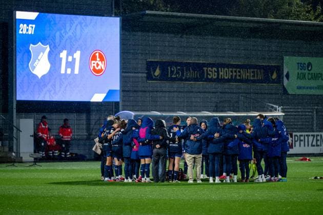 Lisa Doorn (TSG Hoffenheim, 14) und Team im Kreis, dahinter LED Anzeigetafel mit Endergebnis 1:1, GER, TSG 1899 Hoffenheim vs 1. FC Nuernberg, Fussball Google Pixel Frauen Bundesliga, 4. Spieltag, Saison 2025 2026, 24.09.2025 DFB regulations prohibit any use of photographs as image sequences and or quasi-video GER, TSG 1899 Hoffenheim vs 1. FC Nuernberg, Fussball Google Pixel Frauen Bundesliga, 4. Spieltag, Saison 2025 2026, 24.09.2025 Hoffenheim Copyright: xEibner-Pressefoto Memmlerx EP_MMR