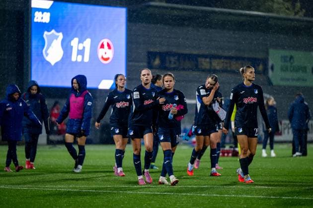 Jill Janssens (TSG Hoffenheim, 09), Dominika Grabowska (TSG Hoffenheim, 16), Selina Cerci (TSG Hoffenheim, 29) ist enttauescht ueber das 1:1 Unentschieden und bedanken sich bei den Fans, GER, TSG 1899 Hoffenheim vs 1. FC Nuernberg, Fussball Google Pixel Frauen Bundesliga, 4. Spieltag, Saison 2025 2026, 24.09.2025 DFB regulations prohibit any use of photographs as image sequences and or quasi-video GER, TSG 1899 Hoffenheim vs 1. FC Nuernberg, Fussball Google Pixel Frauen Bundesliga, 4. Spieltag, Saison 2025 2026, 24.09.2025 Hoffenheim Copyright: xEibner-Pressefoto Memmlerx EP_MMR