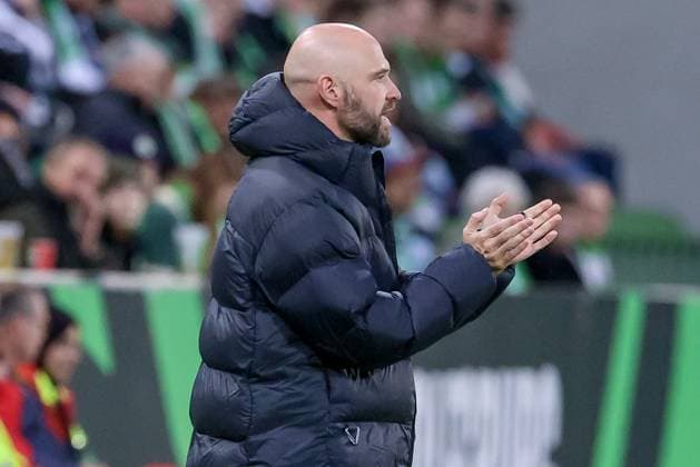 Stephan Lerch (Trainer, VfL Wolfsburg), Portrait, Nahaufnahme, Einzelfoto, Einzelbild, DIE DFB-RICHTLINIEN UNTERSAGEN JEGLICHE NUTZUNG VON FOTOS ALS SEQUENZBILDER UND ODER VIDEOÄHNLICHE FOTOSTRECKEN. DFB REGULATIONS PROHIBIT ANY USE OF PHOTOGRAPHS AS IMAGE SEQUENCES AND OR QUASI-VIDEO., 24.09.2025, Wolfsburg (Deutschland), Fussball, Google Pixel Frauen-Bundesliga, VfL Wolfsburg - SV Werder Bremen