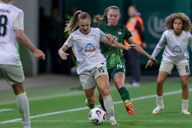 .v.li.: Michelle Weiß (SV Werder Bremen, 15) und Janou Levels (VfL Wolfsburg, 15) im Zweikampf, Duell, Dynamik, Aktion, Action, Spielszene, DIE DFB-RICHTLINIEN UNTERSAGEN JEGLICHE NUTZUNG VON FOTOS ALS SEQUENZBILDER UND ODER VIDEOÄHNLICHE FOTOSTRECKEN. DFB REGULATIONS PROHIBIT ANY USE OF PHOTOGRAPHS AS IMAGE SEQUENCES AND OR QUASI-VIDEO., 24.09.2025, Wolfsburg (Deutschland), Fussball, Google Pixel Frauen-Bundesliga, VfL Wolfsburg - SV Werder Bremen