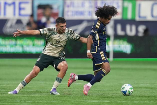 September 24, 2025, Vancouver, Bc, CANADA: Vancouver Whitecaps Jayden Nelson, right, stops and turns away from Portland Timbers Cristhian Paredes as he controls the ball during the first half of an MLS, Fussball Herren, USA soccer match, in Vancouver, on Wednesday, September 24, 2025. Canada News - September 24, 2025 - ZUMAc35_ 20250924_zaf_c35_214 Copyright: xDarrylxDyckx