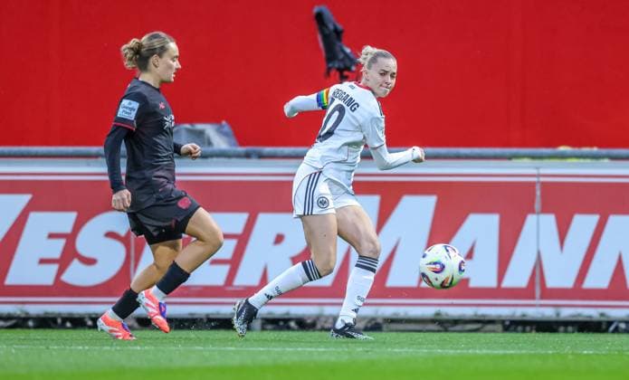 DEU, Leverkusen, Bayer Leverkusen v Eintracht Frankfurt, Google Pixel Bundesliga, DFB, Saison 2526, Ulrich-Haberland-Stadion, 4. Spieltag, im Bild v.l.n.r: Sofie Zdebel (Bayer Leverkusen 16), Laura Freigang (Eintracht Frankfurt 10) DFB DFL REGULATIONS PROHIBIT ANY USE OF PHOTOGRAPHS AS IMAGE SEQUENCES AND OR QUASI-VIDEO, 25.09.2025, Copyright: HMBxMedia HendrikxHamelau