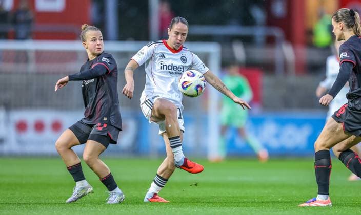 DEU, Leverkusen, Bayer Leverkusen v Eintracht Frankfurt, Google Pixel Bundesliga, DFB, Saison 2526, Ulrich-Haberland-Stadion, 4. Spieltag, im Bild v.l.n.r: Kristin Kögel (Bayer Leverkusen 11), GÃ raldine Reuteler (Eintracht Frankfurt 14) DFB DFL REGULATIONS PROHIBIT ANY USE OF PHOTOGRAPHS AS IMAGE SEQUENCES AND OR QUASI-VIDEO, 25.09.2025, Copyright: HMBxMedia HendrikxHamelau