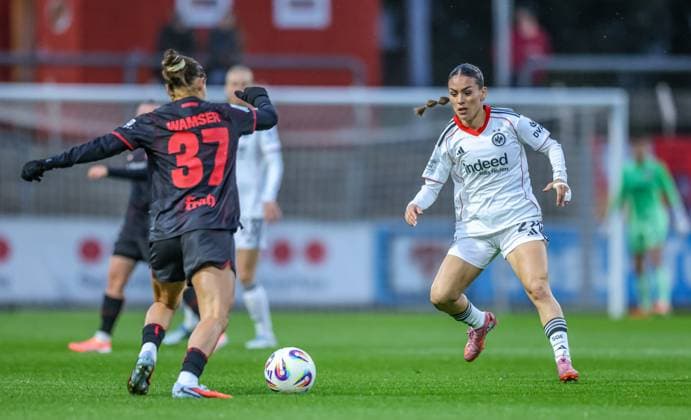 DEU, Leverkusen, Bayer Leverkusen v Eintracht Frankfurt, Google Pixel Bundesliga, DFB, Saison 2526, Ulrich-Haberland-Stadion, 4. Spieltag, im Bild v.l.n.r: Carlotta Wamser (Bayer Leverkusen 37), Erëleta Memeti (Eintracht Frankfurt 27) DFB DFL REGULATIONS PROHIBIT ANY USE OF PHOTOGRAPHS AS IMAGE SEQUENCES AND OR QUASI-VIDEO, 25.09.2025, Copyright: HMBxMedia HendrikxHamelau