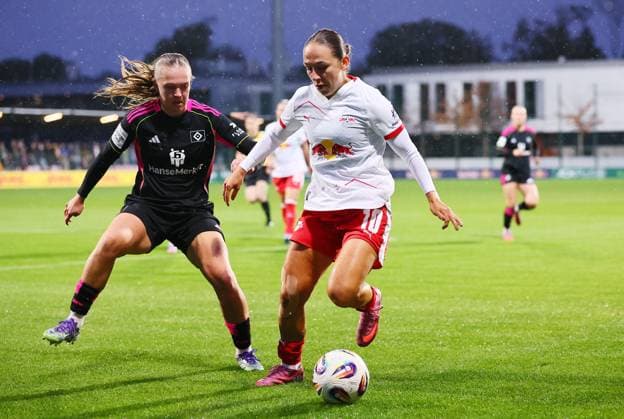 RB Leipzig - Hamburger SV Bundesliga Frauen Leipzig, 25.09.2025, RB Trainingszentrum, Fußball, Frauen Bundesliga, Spieltag 4 , RB LEIPZIG vs. HAMBURGER SV , Im Bild v.l.: Annaleen Böhler Boehler (6, HSV) und Gina Chmielinski (10, Leipzig) ,
