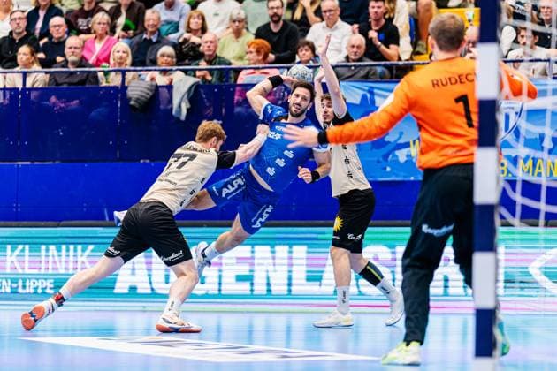 v.l. Johannes Wasielewski (Bergischer HC, 77), Tim Suton (TBV Lemgo Lippe, 23), Yannick Fraatz (Bergischer HC, 18), Christopher Rudeck (Bergischer HC, 01) GER, TBV Lemgo Lippe vs. Bergischer HC, Handball, 1. Bundesliga, 6. Spieltag, Spielzeit 2025 2026, 25.09.2025 GER, TBV Lemgo Lippe vs. Bergischer HC, Handball, 1. Bundesliga, 6. Spieltag, Spielzeit 2025 2026, 25.09.2025 Lemgo Copyright: xEibner-Pressefoto JanxRollingerx EP_JSK
