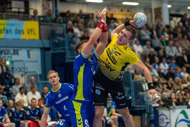 Simone Mengon, Rueckraum mitte, (TVB Stuttgart 15), Ellidi Snaer Vidarsson, Kreislaufer, (VfL Gummersbach 4), VfL Gummersbach vs. TVB 1898 Stuttgart, Daikin Handball Bundesliga, Herren , 6. Spieltag, 25.09.2025 Gummersbach NRW Deutschland
