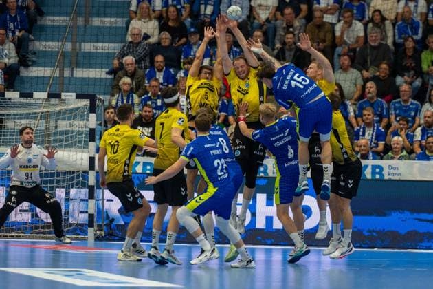 Miro Schluroff, Rueckraum, (VfL Gummersbach 15), Lenny Rubin, Rueckraum links, (TVB Stuttgart 44), Miljan Vujovic, Torwart, , (TVB Stuttgart 16), VfL Gummersbach vs. TVB 1898 Stuttgart, Daikin Handball Bundesliga, Herren , 6. Spieltag, 25.09.2025 Gummersbach NRW Deutschland