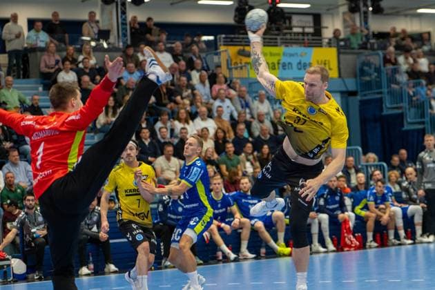 Dominik Kuzmanović, Torwart, (VfL Gummersbach 1), Jonas Truchanovicius, Rueckraum links, (TVB Stuttgart 37), VfL Gummersbach vs. TVB 1898 Stuttgart, Daikin Handball Bundesliga, Herren , 6. Spieltag, 25.09.2025 Gummersbach NRW Deutschland