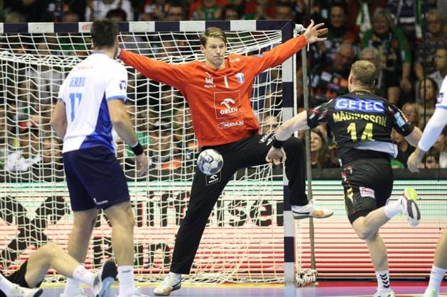 25.09.2025, xtgx, Handball, EHF Champions League, SC Magdeburg - Wisla Plock v.l. Torbjorn Sittrup Bergerud (Plock, 1), Omar Ingi Magnusson (Magdeburg, 14) Parade, haelt den Ball, faengt den Ball, pariert Magdeubrg
