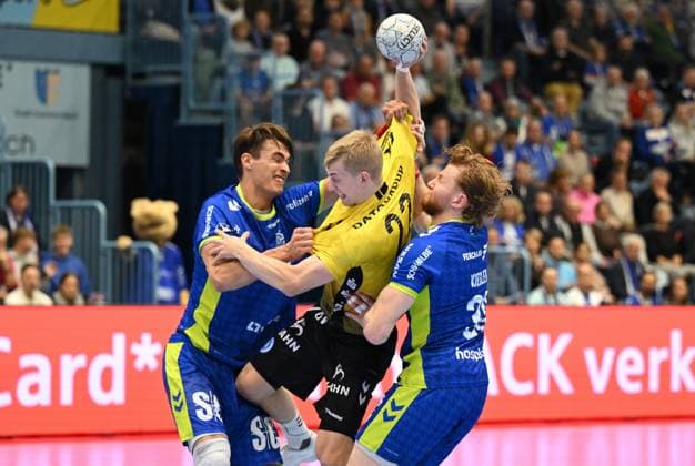 RECORD DATE NOT STATED Torben Matzken (TVB Stuttgart 22) gegen Julian Koester (VfL Gummersbach 7) und Tom Kiesler (VfL Gummersbach 30) GER, VfL Gummersbach vs. TVB Stuttgart, Handball, Daikin 1. Bundesliga, 6. Spieltag, Spielzeit 2025-2026, Schwalbe Arena Gummersbach, 25.09.2025 GER, VfL Gummersbach vs. TVB Stuttgart, Handball, Daikin 1. Bundesliga, 6. Spieltag, Spielzeit 2025-2026, Schwalbe Arena Gummersbach, 25.09.2025 Gummersbach Copyright: xEibner-Pressefoto JuergenxAugstx EP_JAT