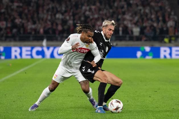 v. li. im Zweikampf Lorenz Assignon(VfB Stuttgart, 22), Oscar Mingueza (Celta Vigo, 03) GER, VfB Stuttgart vs. Celta Vigo, Fussball, UEFA Europa League, Herren, 1. Spieltag, Spielzeit 2025 2026, 25.09.2025, GER, VfB Stuttgart vs. Celta Vigo, Fussball, UEFA Europa League, Herren, 1. Spieltag, Spielzeit 2025 2026, 25.09.2025 Stuttgart Copyright: xEibner-Pressefoto WolfgangxFrankx EP_WFK