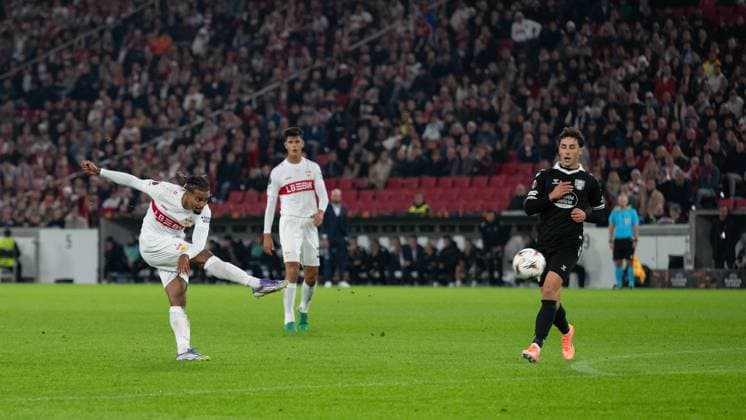 Torschuss, Lorenz Assignon(VfB Stuttgart, 22) re. Pablo Duran (Celta Vigo, 18) GER, VfB Stuttgart vs. Celta Vigo, Fussball, UEFA Europa League, Herren, 1. Spieltag, Spielzeit 2025 2026, 25.09.2025, GER, VfB Stuttgart vs. Celta Vigo, Fussball, UEFA Europa League, Herren, 1. Spieltag, Spielzeit 2025 2026, 25.09.2025 Stuttgart Copyright: xEibner-Pressefoto WolfgangxFrankx EP_WFK