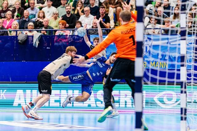 v.l. Johannes Wasielewski (Bergischer HC, 77), Yannick Fraatz (Bergischer HC, 18), Tim Suton (TBV Lemgo Lippe, 23), Christopher Rudeck (Bergischer HC, 01) GER, TBV Lemgo Lippe vs. Bergischer HC, Handball, 1. Bundesliga, 6. Spieltag, Spielzeit 2025 2026, 25.09.2025 GER, TBV Lemgo Lippe vs. Bergischer HC, Handball, 1. Bundesliga, 6. Spieltag, Spielzeit 2025 2026, 25.09.2025 Lemgo Copyright: xEibner-Pressefoto JanxRollingerx EP_JSK