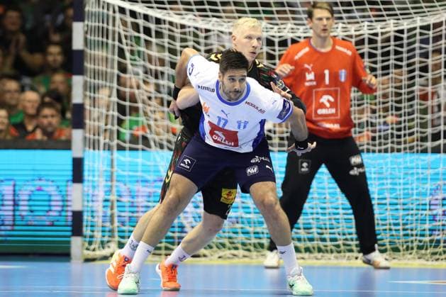25.09.2025, xtgx, Handball, EHF Champions League, SC Magdeburg - Wisla Plock v.l. Abel Serdio Guntin (Plock, 17), Magnus Saugstrup (Magdeburg, 23) Zweikampf, Duell, Kampf, tackle Magdeubrg