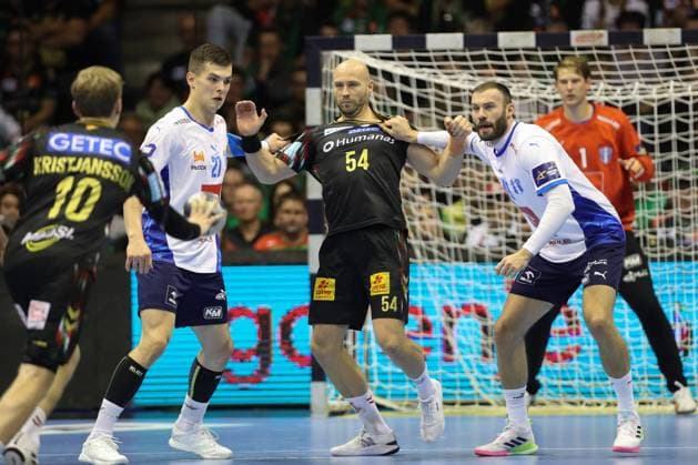 25.09.2025, xtgx, Handball, EHF Champions League, SC Magdeburg - Wisla Plock v.l. Kiryl Samoila (Plock, 21), Oscar Bergendahl (Magdeburg, 54), Zoltan Szita (Plock, 49) Zweikampf, Duell, Kampf, tackle Magdeubrg