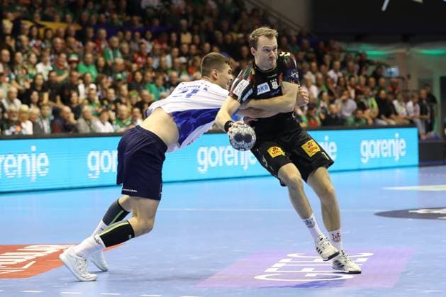 25.09.2025, xtgx, Handball, EHF Champions League, SC Magdeburg - Wisla Plock v.l. Kiryl Samoila (Plock, 21), Felix Claar (Magdeburg, 7) Zweikampf, Duell, Kampf, tackle Magdeubrg