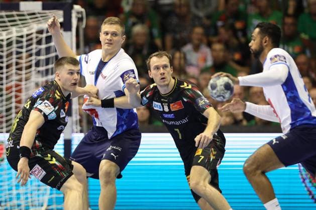25.09.2025, xtgx, Handball, EHF Champions League, SC Magdeburg - Wisla Plock v.l. Elvar Orn Jonsson (Magdeburg, 19), Dawid Dawydzik (Plock, 33), Felix Claar (Magdeburg, 7) Zweikampf, Duell, Kampf, tackle Magdeubrg