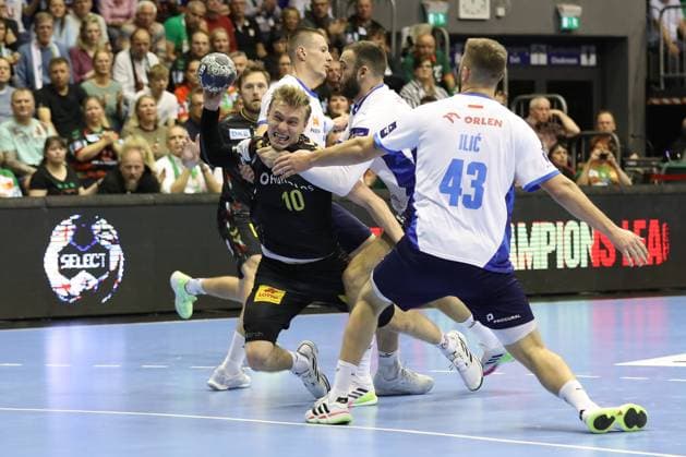 25.09.2025, xtgx, Handball, EHF Champions League, SC Magdeburg - Wisla Plock v.l. Gisli Thorgeir Kristjansson (Magdeburg, 10), Zoltan Szita (Plock, 49) Zweikampf, Duell, Kampf, tackle Magdeubrg