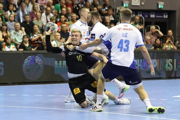 25.09.2025, xtgx, Handball, EHF Champions League, SC Magdeburg - Wisla Plock v.l. Gisli Thorgeir Kristjansson (Magdeburg, 10), Zoltan Szita (Plock, 49) Zweikampf, Duell, Kampf, tackle Magdeubrg