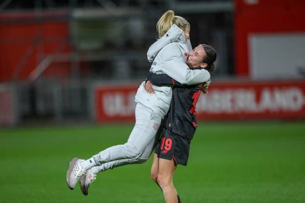 DEU, Leverkusen, Bayer Leverkusen v Eintracht Frankfurt, Google Pixel Bundesliga, DFB, Saison 2526, Ulrich-Haberland-Stadion, 4. Spieltag, im Bild v.l.n.r: Friederike Mehring (Co-Trainerin Bayer Leverkusen) und Loreen Bender (Bayer Leverkusen 19) DFB DFL REGULATIONS PROHIBIT ANY USE OF PHOTOGRAPHS AS IMAGE SEQUENCES AND OR QUASI-VIDEO, 25.09.2025, Copyright: HMBxMedia HendrikxHamelau