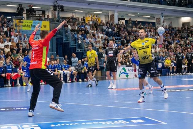 Dominik Kuzmanović, Torwart, (VfL Gummersbach 1), Kai Haefner, Rueckraum rechts, (TVB Stuttgart 34), VfL Gummersbach vs. TVB 1898 Stuttgart, Daikin Handball Bundesliga, Herren , 6. Spieltag, 25.09.2025 Gummersbach NRW Deutschland