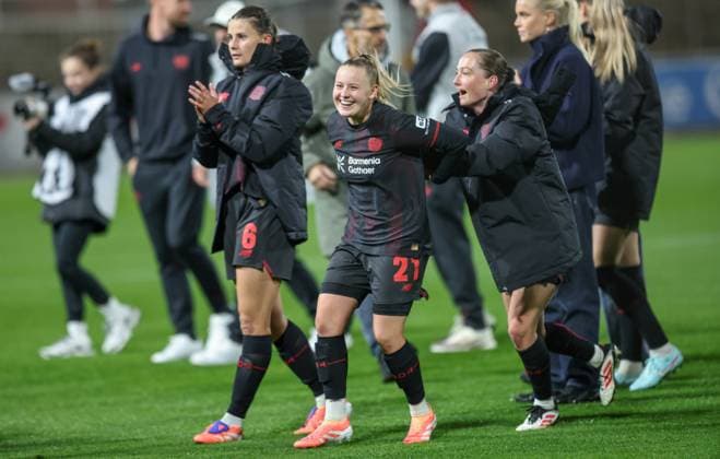 DEU, Leverkusen, Bayer Leverkusen v Eintracht Frankfurt, Google Pixel Bundesliga, DFB, Saison 2526, Ulrich-Haberland-Stadion, 4. Spieltag, im Bild: Leverkusen gewinnt nach Toren mit 2:1 gegen Eintracht Frankfurt, Freude und Jubel, Vanessa Fudalla (Bayer Leverkusen 21) und Kristin Kögel (Bayer Leverkusen 11) DFB DFL REGULATIONS PROHIBIT ANY USE OF PHOTOGRAPHS AS IMAGE SEQUENCES AND OR QUASI-VIDEO, 25.09.2025, Copyright: HMBxMedia HendrikxHamelau