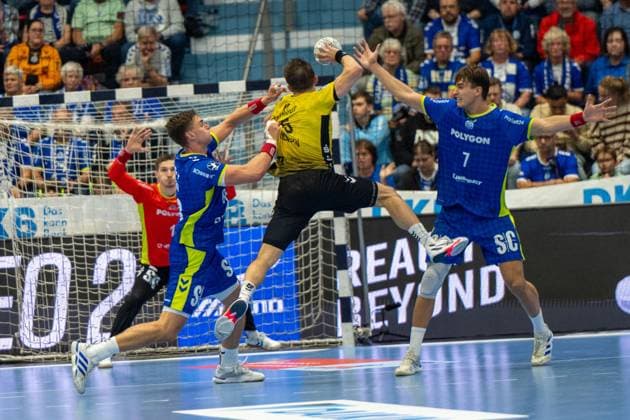 Dominik Kuzmanović, Torwart, (VfL Gummersbach 1), Simone Mengon, Rueckraum mitte, (TVB Stuttgart 15), Julian Koester, Rueckraum, (VfL Gummersbach 7), VfL Gummersbach vs. TVB 1898 Stuttgart, Daikin Handball Bundesliga, Herren , 6. Spieltag, 25.09.2025 Gummersbach NRW Deutschland