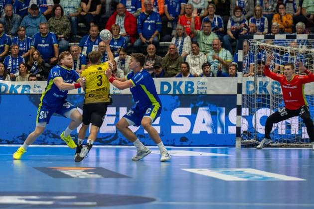 Max Haefner, Rueckraum mitte, (TVB Stuttgart 3), Dominik Kuzmanović, Torwart, (VfL Gummersbach 1), VfL Gummersbach vs. TVB 1898 Stuttgart, Daikin Handball Bundesliga, Herren , 6. Spieltag, 25.09.2025 Gummersbach NRW Deutschland