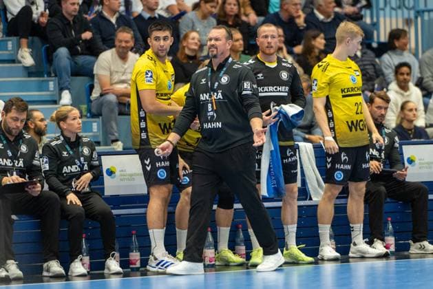 Misha Kaufmann, Cheftrainer, (TVB Stuttgart), Kentin Mahà , Rueckraum, (VfL Gummersbach 22), VfL Gummersbach vs. TVB 1898 Stuttgart, Daikin Handball Bundesliga, Herren , 6. Spieltag, 25.09.2025 Gummersbach NRW Deutschland