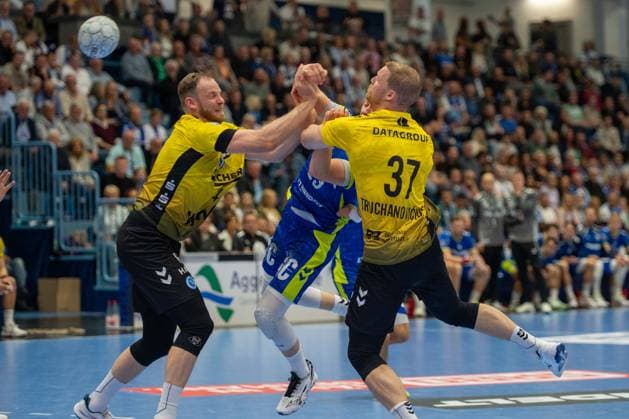 Lenny Rubin, Rueckraum links, (TVB Stuttgart 44), Ole Pregler, Rueckraum, (VfL Gummersbach 23), Jonas Truchanovicius, Rueckraum links, (TVB Stuttgart 37), VfL Gummersbach vs. TVB 1898 Stuttgart, Daikin Handball Bundesliga, Herren , 6. Spieltag, 25.09.2025 Gummersbach NRW Deutschland