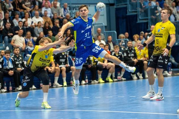 Linus Schmid, (TVB Stuttgart 18), Joao Gomes, Rueckraum, (VfL Gummersbach 3), Simone Mengon, Rueckraum mitte, (TVB Stuttgart 15), VfL Gummersbach vs. TVB 1898 Stuttgart, Daikin Handball Bundesliga, Herren , 6. Spieltag, 25.09.2025 Gummersbach NRW Deutschland