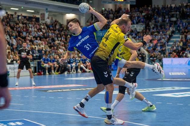 Kay Smits, Rueckraum, (VfL Gummersbach 31), Kai Haefner, Rueckraum rechts, (TVB Stuttgart 34), VfL Gummersbach vs. TVB 1898 Stuttgart, Daikin Handball Bundesliga, Herren , 6. Spieltag, 25.09.2025 Gummersbach NRW Deutschland