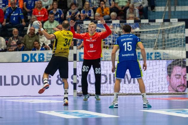 Kai Haefner, Rueckraum rechts, (TVB Stuttgart 34), Bertram Obling, Torwart, (VfL Gummersbach 16), Miro Schluroff, Rueckraum, (VfL Gummersbach 15), VfL Gummersbach vs. TVB 1898 Stuttgart, Daikin Handball Bundesliga, Herren , 6. Spieltag, 25.09.2025 Gummersbach NRW Deutschland