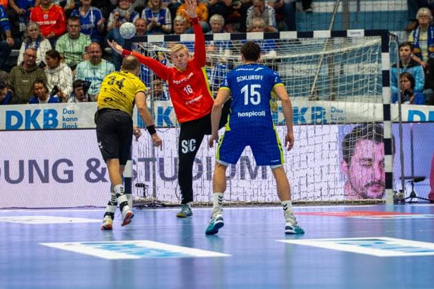 Kai Haefner, Rueckraum rechts, (TVB Stuttgart 34), Bertram Obling, Torwart, (VfL Gummersbach 16), Miro Schluroff, Rueckraum, (VfL Gummersbach 15), VfL Gummersbach vs. TVB 1898 Stuttgart, Daikin Handball Bundesliga, Herren , 6. Spieltag, 25.09.2025 Gummersbach NRW Deutschland