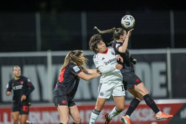 DEU, Leverkusen, Bayer Leverkusen v Eintracht Frankfurt, Google Pixel Bundesliga, DFB, Saison 2526, Ulrich-Haberland-Stadion, 4. Spieltag, im Bild v.l.n.r: Lilla Turanyi (Bayer Leverkusen 24), Remina Chiba (Eintracht Frankfurt 15) DFB DFL REGULATIONS PROHIBIT ANY USE OF PHOTOGRAPHS AS IMAGE SEQUENCES AND OR QUASI-VIDEO, 25.09.2025, Copyright: HMBxMedia HendrikxHamelau