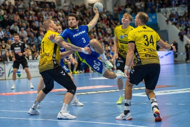 Jonas Truchanovicius, Rueckraum links, (TVB Stuttgart 37), Joao Gomes, Rueckraum, (VfL Gummersbach 3), Kai Haefner, Rueckraum rechts, (TVB Stuttgart 34), VfL Gummersbach vs. TVB 1898 Stuttgart, Daikin Handball Bundesliga, Herren , 6. Spieltag, 25.09.2025 Gummersbach NRW Deutschland
