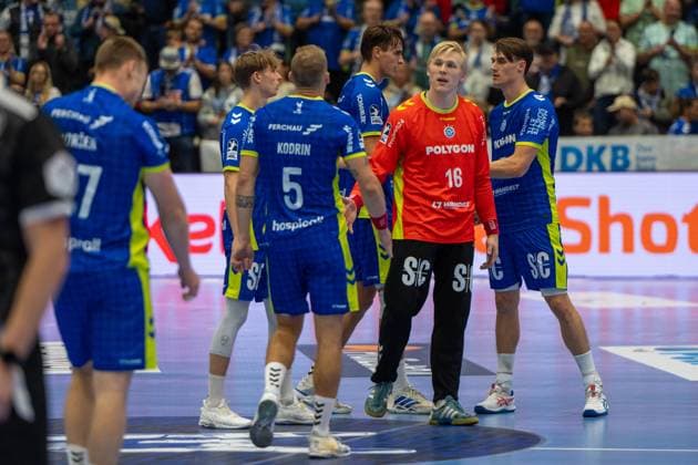 Tilen Kodrin, Aussen, (VfL Gummersbach 5), Bertram Obling, Torwart, (VfL Gummersbach 16), Kristjan Horžen, Kreislaufer, (VfL Gummersbach 27), Miro Schluroff, Rueckraum, (VfL Gummersbach 15), VfL Gummersbach vs. TVB 1898 Stuttgart, Daikin Handball Bundesliga, Herren , 6. Spieltag, 25.09.2025 Gummersbach NRW Deutschland