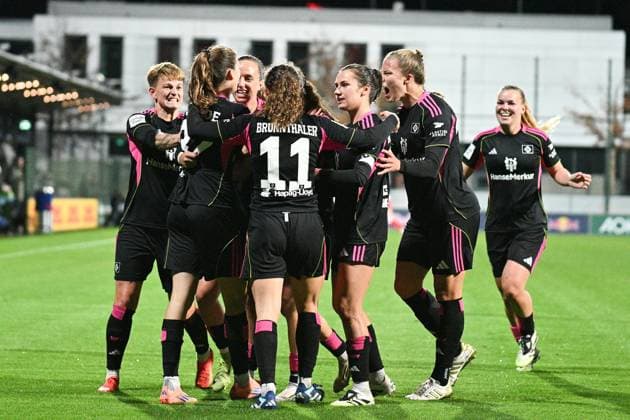 Fußball I Frauen I Saison 2025-2026 I Bundesliga I 4. Spieltag I RB Leipzig - Hamburger SV I 25.09.2025 Torjubel Jobina Verena Lahr (31, Hamburger SV), Lotta Wrede (32, Hamburger SV), Melanie Brunnthaler (11, Hamburger SV), Pauline Annette Machtens (28, Hamburger SV), und Christin Martina Ingrid Meyer (16, Hamburger SV) Leipzig RB Trainingszentrum, Cottaweg 7 Sachsen Deutschland Copyright: xLobeca InesxHähnelx