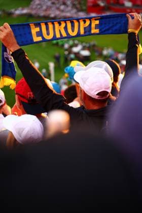 Team Europe fan 2025 Ryder Cup, Day One, Morning Foursomes, Golf, Bethpage Black Golf Course, New York, USA - 26 Sep 2025New York Bethpage Black Golf Course New York (NY) United States of America EDITORIAL USE ONLY No use with unauthorised audio, video, data, fixture lists, club league logos or live services. Online in-match use limited to 120 images, no video emulation. No use in betting, games or single club league player publications. Copyright: xJamesxMarsh Shutterstockx 15500199ag
