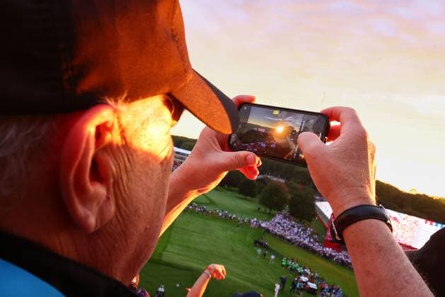 A fan on the first tee 2025 Ryder Cup, Day One, Morning Foursomes, Golf, Bethpage Black Golf Course, New York, USA - 26 Sep 2025New York Bethpage Black Golf Course New York (NY) United States of America EDITORIAL USE ONLY No use with unauthorised audio, video, data, fixture lists, club league logos or live services. Online in-match use limited to 120 images, no video emulation. No use in betting, games or single club league player publications. Copyright: xJamesxMarsh Shutterstockx 15500199al