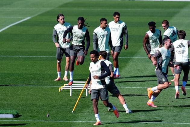 September 26, 2025, Valdebebas, Madrid, Spain: Eduardo Camavinga of Real Madrid CF warms up during the training day of Real Madrid ahead the Spanish League, LaLiga EA Sports, football match against Atletico de Madrid at Ciudad Deportiva Real Madrid on September 26, 2025, in Valdebebas, Madrid, Spain. Valdebebas Spain - ZUMAa181 20250926_zaa_a181_024 Copyright: xDennisxAgyemanx